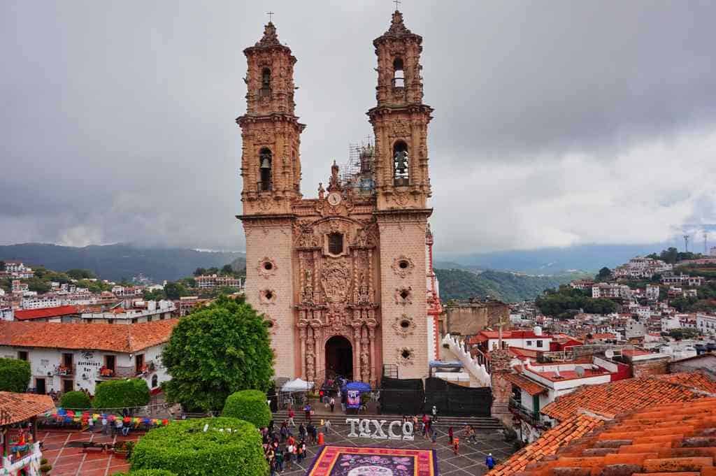 Blick auf die Kirche Santa Prisca, der größten Sehenswürdikeit in Taxco