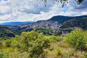 Blick auf Taxco und auf die Sierra bei der Anreise in die Silberstadt