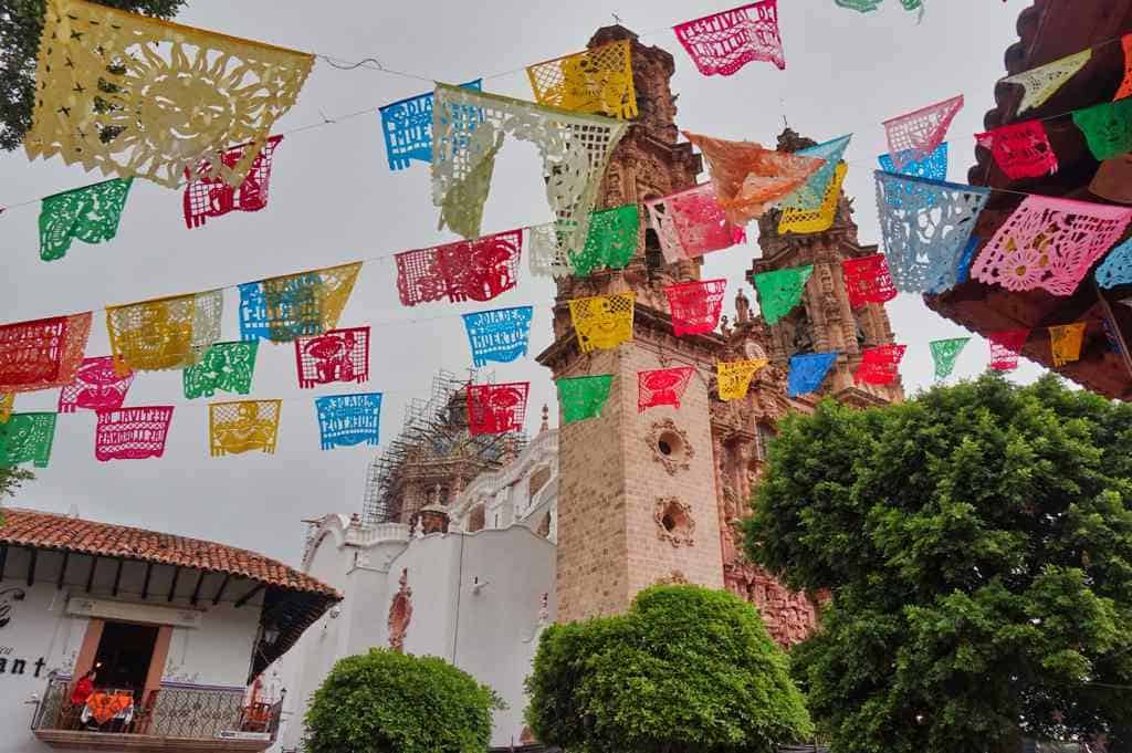 Papel piacado am Zocalo in Taxco südlich von Mexico City