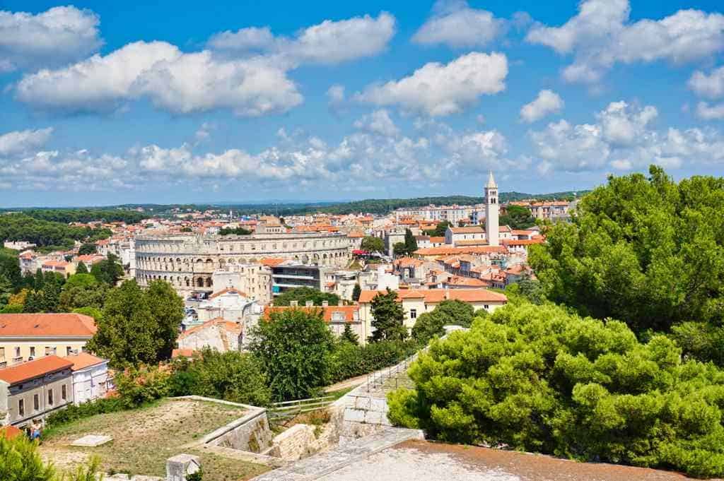 Ausblick auf die Altstadt von Pula von der Ruine aus.