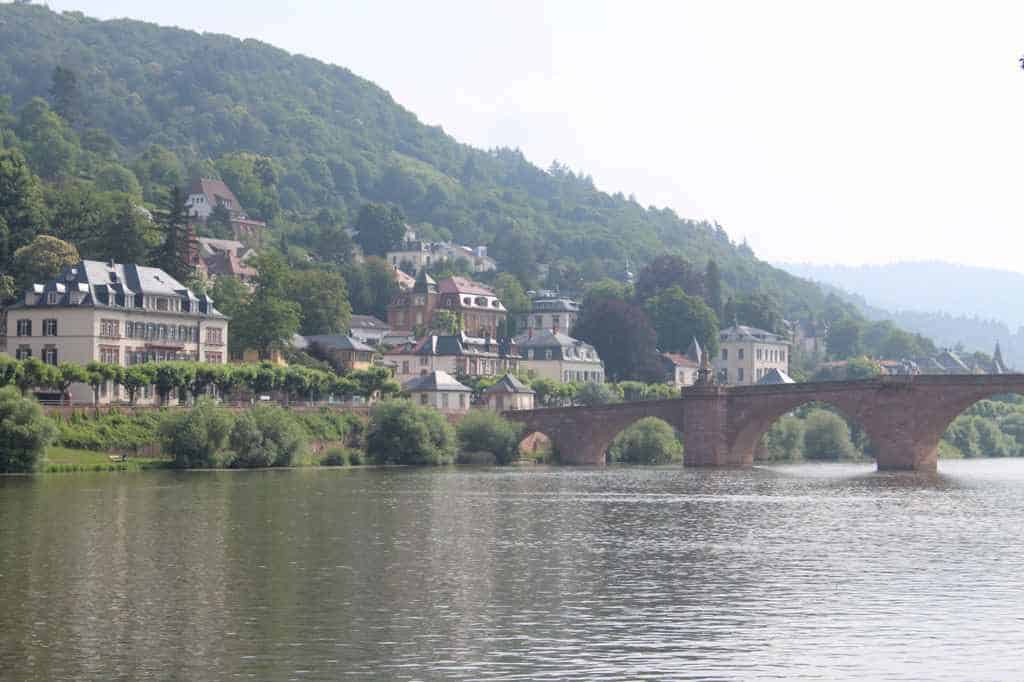 Blick auf die alte Brücke in Heidelberg