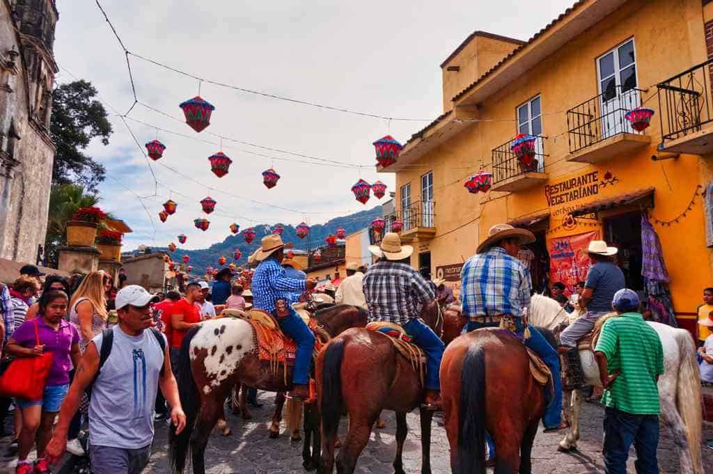 Traditionelle Reiter in der Innenstadt des Pueblo Magic Tepoztlán