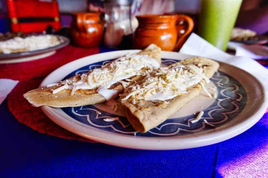 Typische Tlacoyos im Restaurant Los Colorines in Tepoztlán