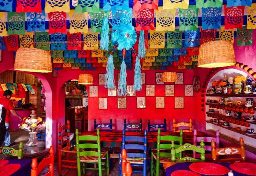 Papel picado und bunte Dekoration im Restaurant Los Colorines in Tepoztlán in Mexiko