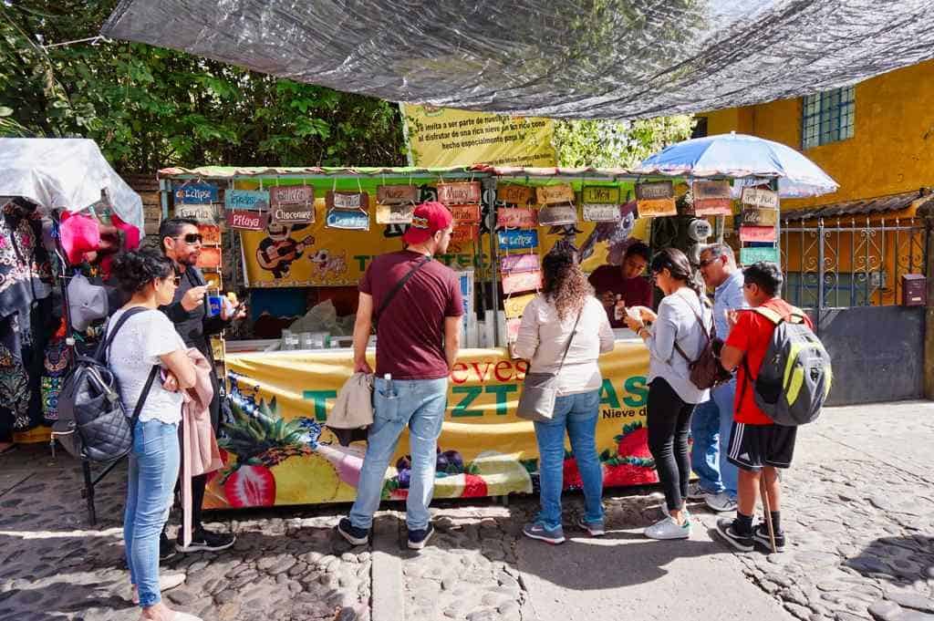 Bunter Straßenstand für Eis namens Tepoznieves in Mexiko