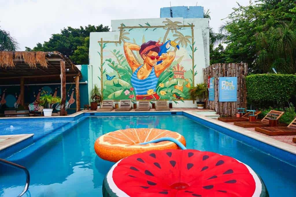 Pool mit Streetart in Cancun in Mexiko