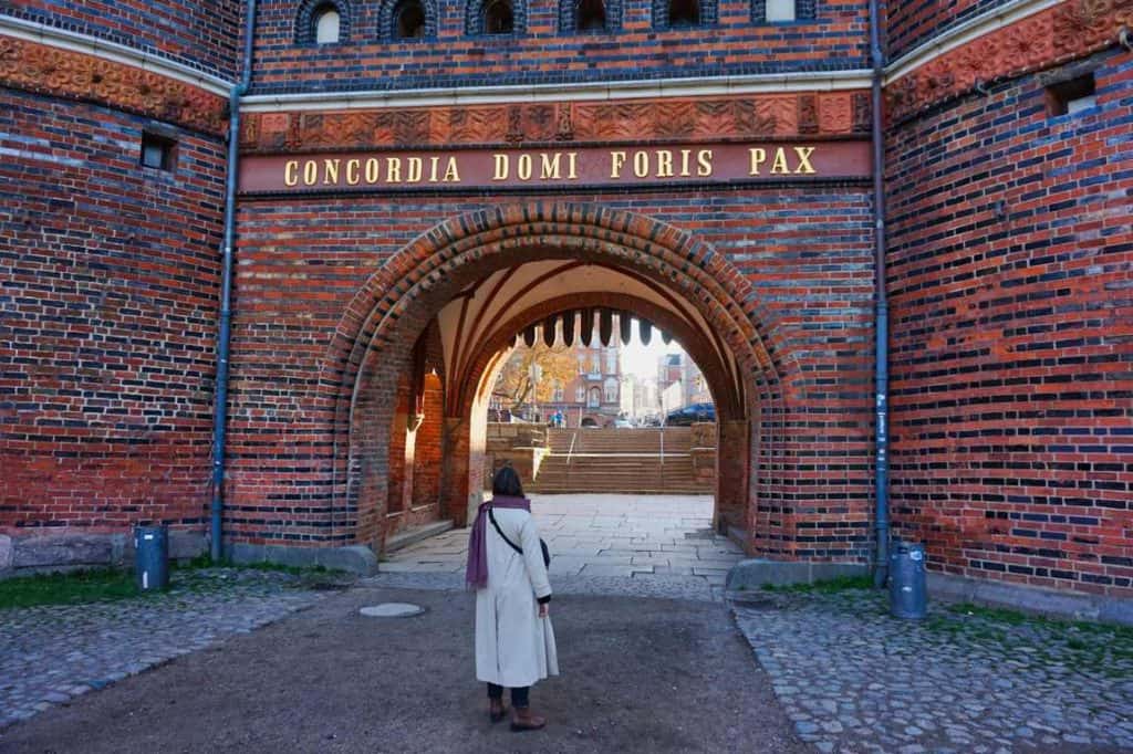 Marie bewundert einen der schönsten Orte an der Ostsee in Lübeck, - das Holstentor