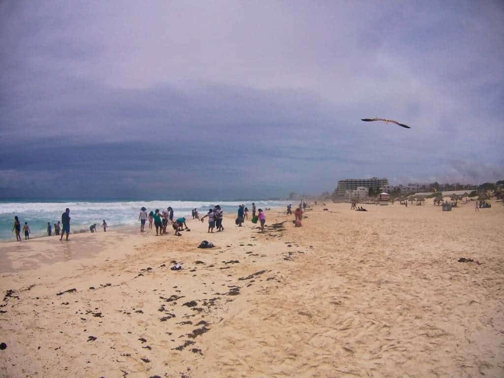 Menschen an einem öffentlichen Strand in Cancun an der Karibik