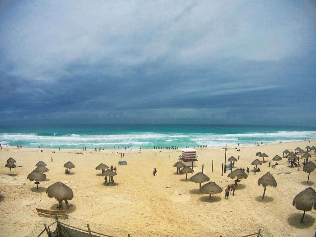 Playa Delfines von oben mit Sonnenschirmen in Cancun