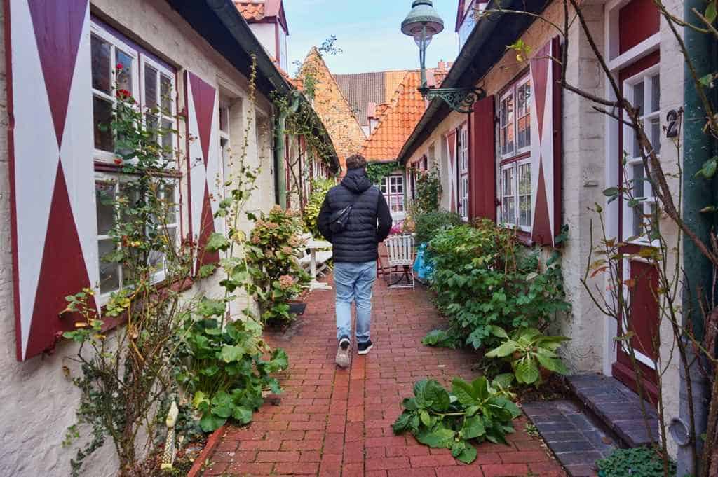 Chris spaziert durch den von-Höveln-Gang in Lübeck