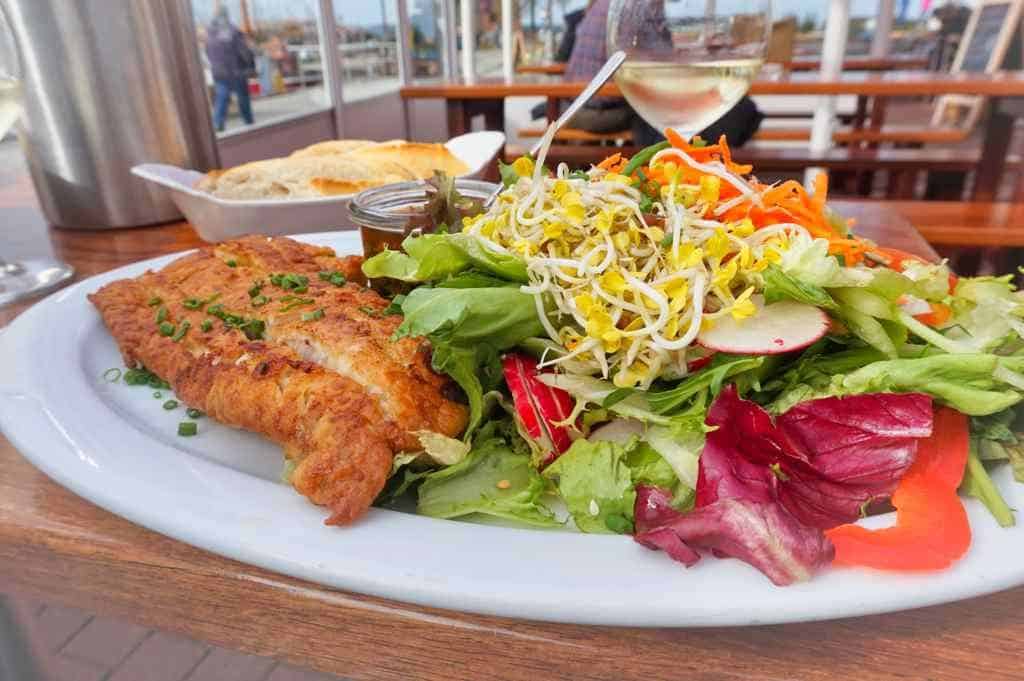 Leckere und riesige Portionen gibt es in der Fischküche Laboe