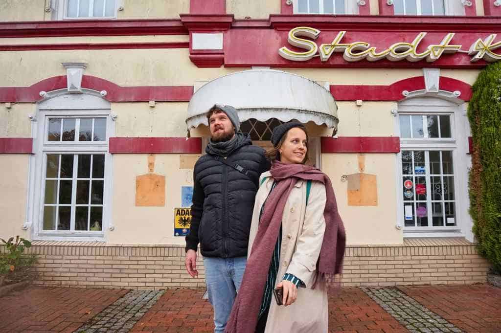 Marie und Chris stehen vor einem alten Kino in Schönberg