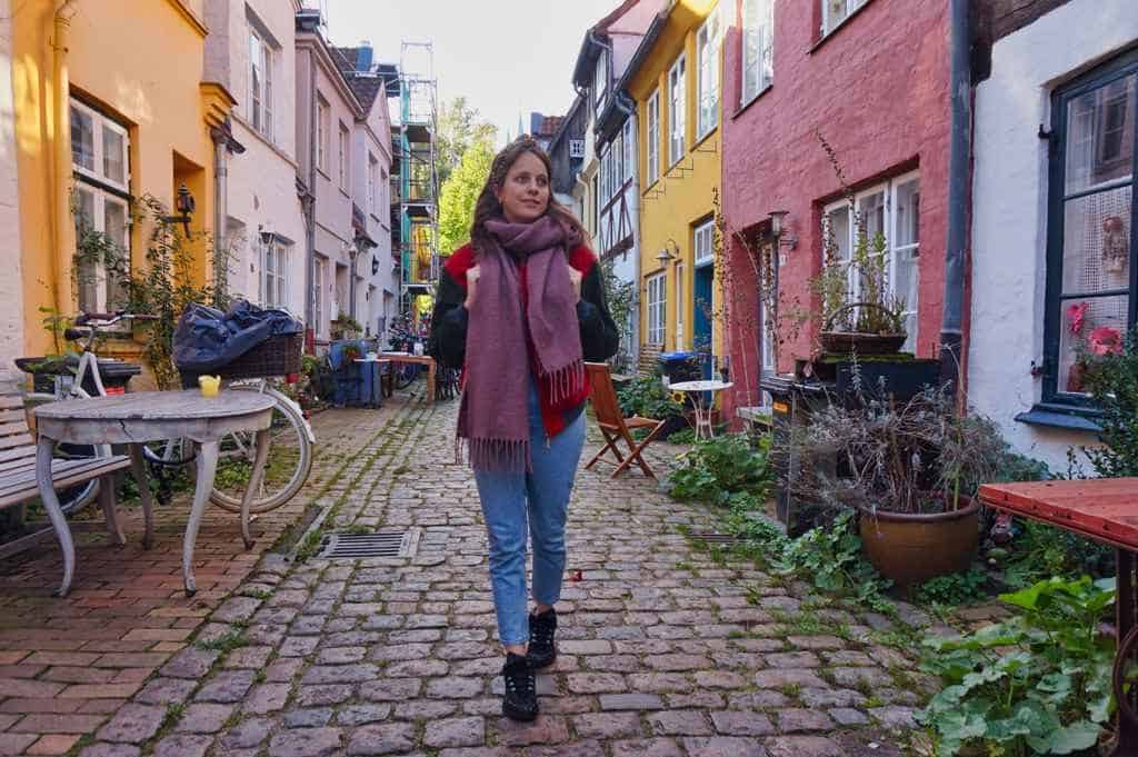 Marie wandelt durch den Bäckergang in Lübeck