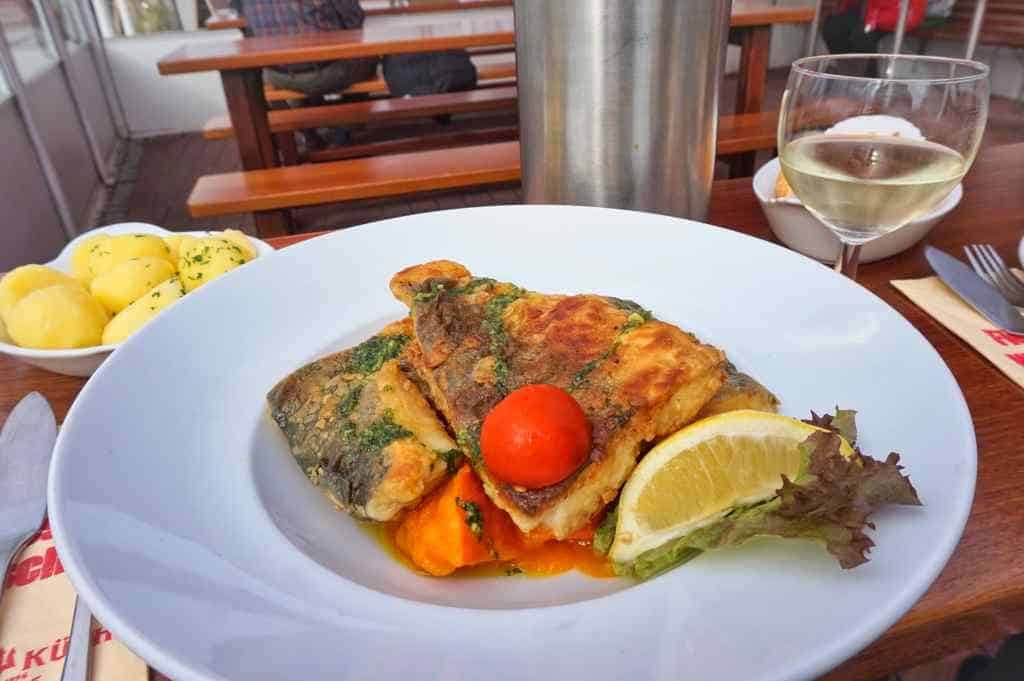 Zum Mittagessen gab es in der Fischküche Laboe natürlich Fisch