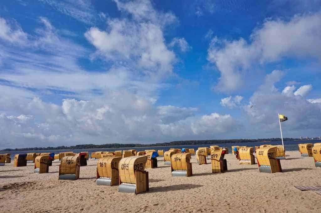 Am Strand von Laboe stehen zahlreiche Strandkörbe herum