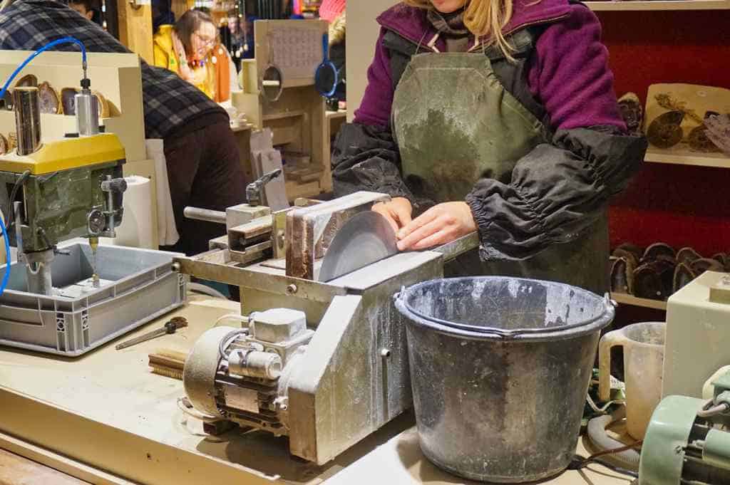 Auf dem Weihnachtsmarkt in Aachen kann man sich Steine aufschneiden lassen