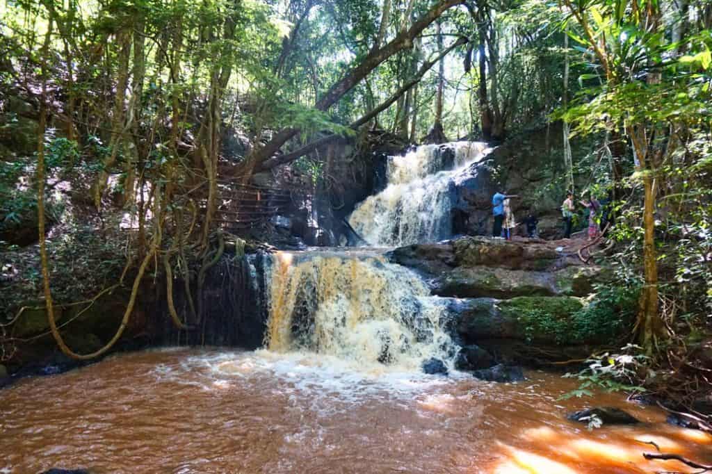 Karura Waterfall im Karura Wald Nationalpark ist eine schöne Sehenswürdigkeit in Nairobi.