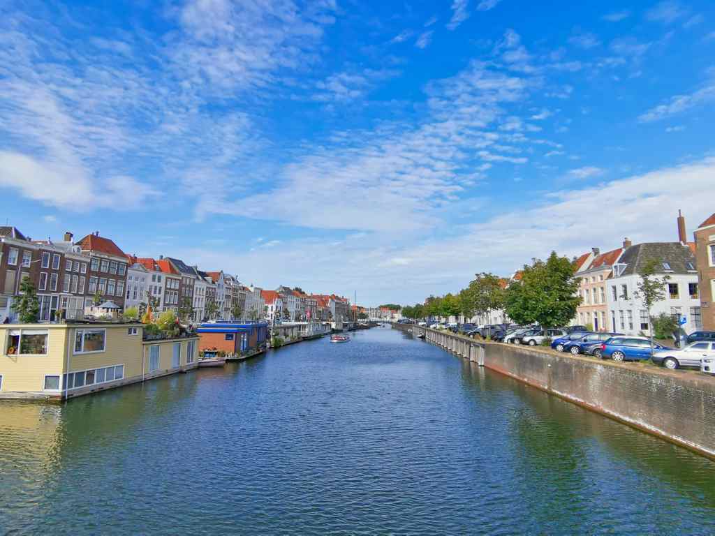 In den Grachten von Middelburg liegen auch einige Hausboote