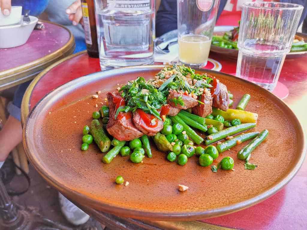 Ein Steak im Restaurant Vriendschap mit grünem Gemüse