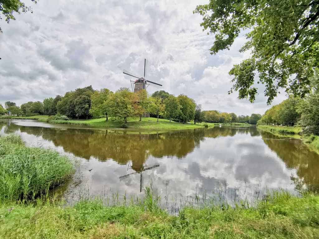 Die traumhaft grünen Wallanlagen von Middelburg mit Mühle im Hintergrund