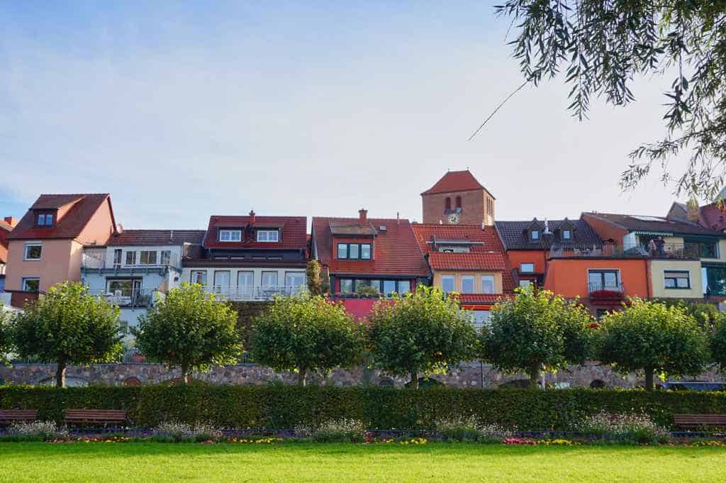 Blick auf eine Häuserfront in Waren (Müritz)