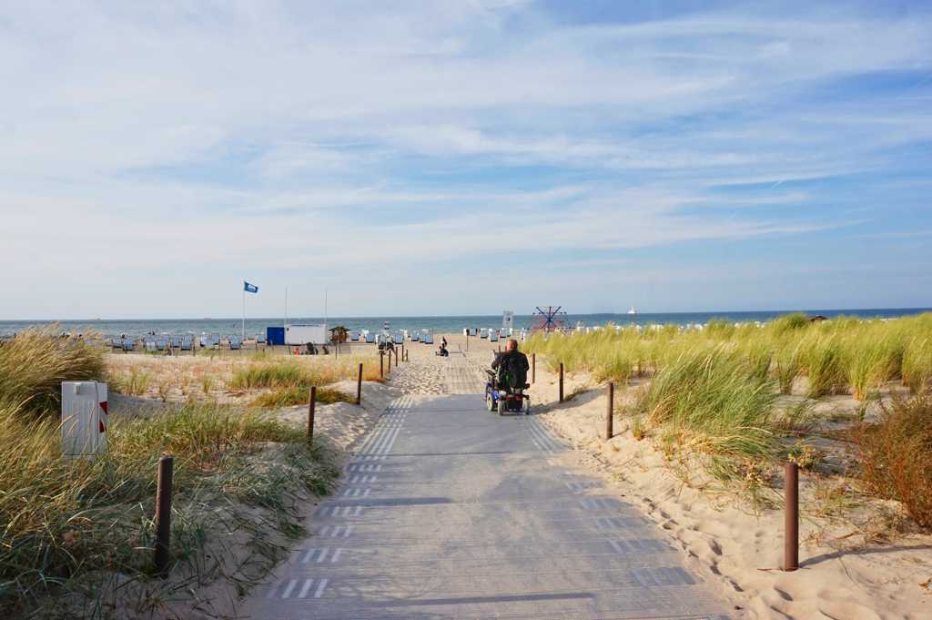 Am Strand von Warnemünde wird Barrierefreiheit groß geschrieben und es gibt Stege, die bis ans Wasser heranführen