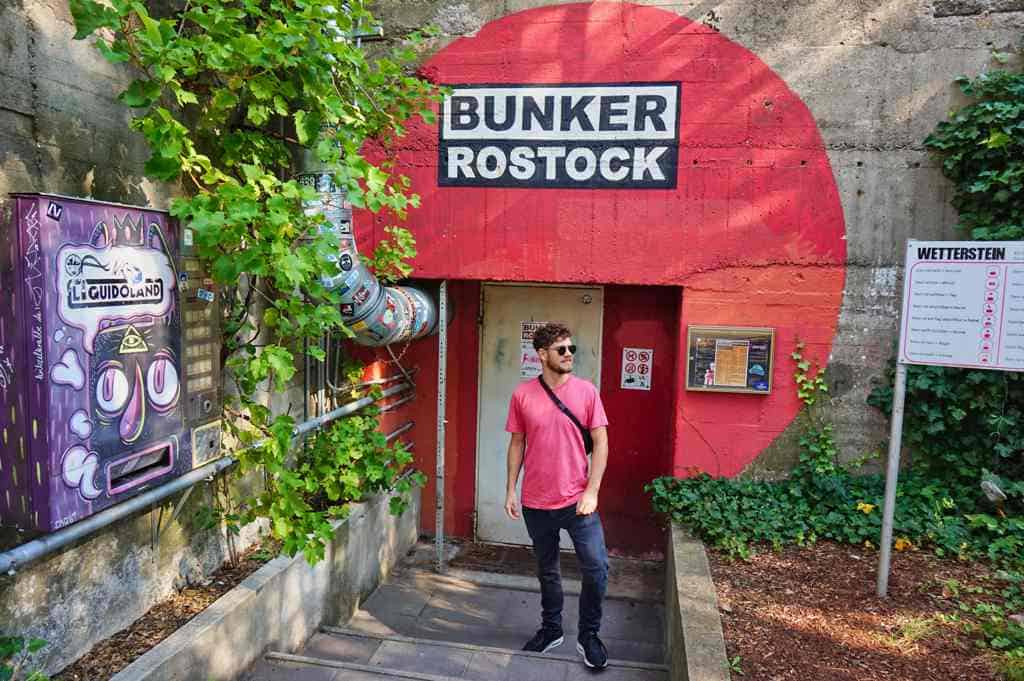 Chris steht vor dem Eingang vom Bunker in Rostock