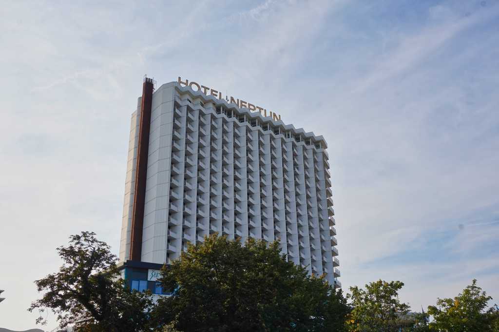 Das Hotel Neptun zählt zu den Sehenswürdigkeiten in Warnemünde und ist aufgrund seiner prominenten Gäste sehr bekannt