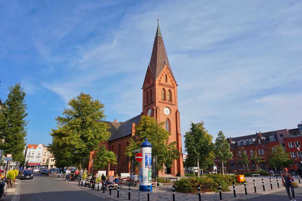 Die wunderschöne Kirche von Warnemünde am Marktplatz