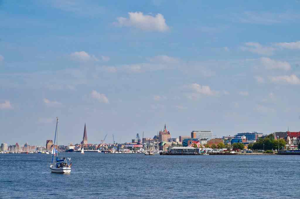 Ein schönes Panorama auf Rostock mit Segelyacht