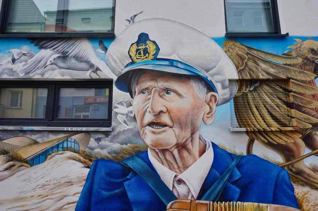 Ein Streetart-Gemälde von einem Kapitän in Rostock