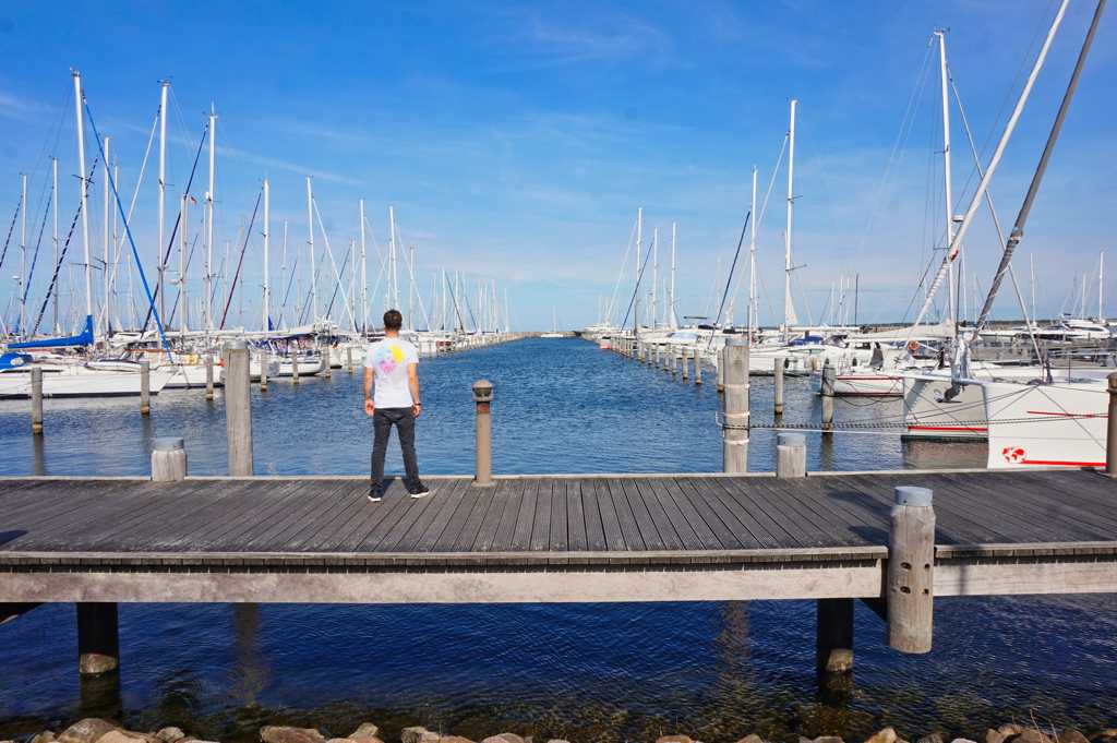 Chris steht am Yachthafen Hohe Düne und bewundert die Boote