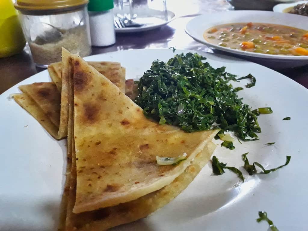 Typisch vegetarisch kenianisches Essen sind Chapati und Sukuma Wiki.