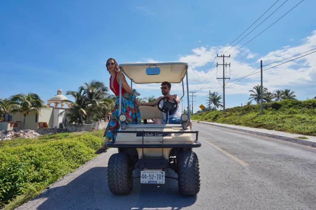 Marie und Chris düsen mit dem Golfcart über die Isla Mujeres in Mexiko