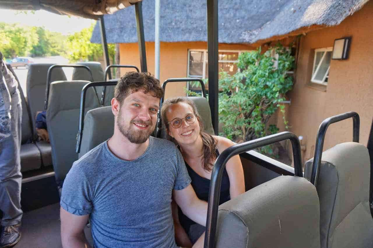 Marie und Chris warten abfahrbereit im Safariauto im Krüger Nationalpark in Südafrika
