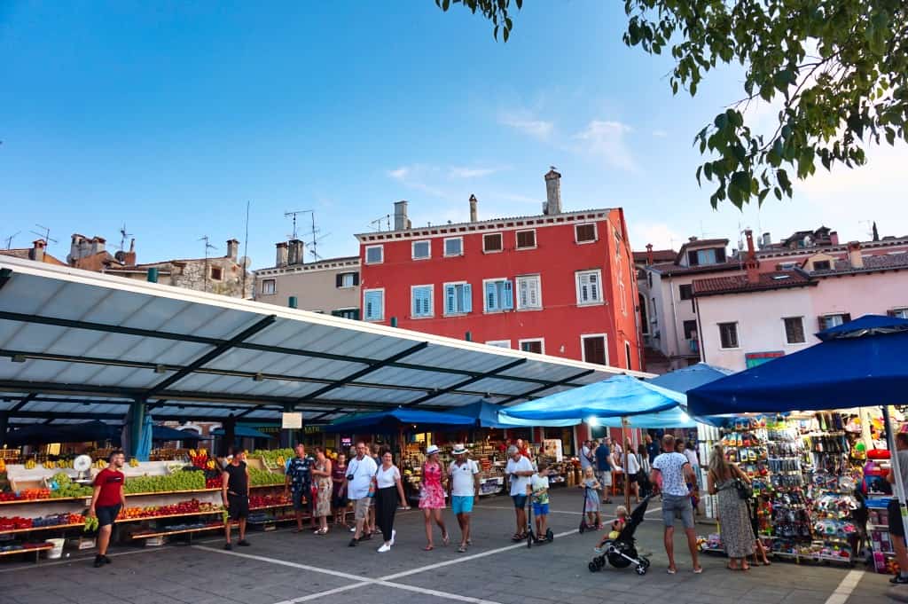 Der Markt von Rovinj ist eine Attraktion für einen Urlaub.