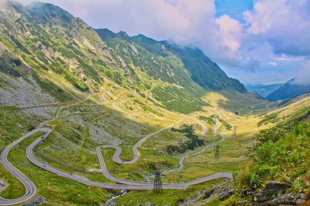 Ausblick über die zahlreichen Serpentinen der Transfogarascher Hochstraße in Rumänien