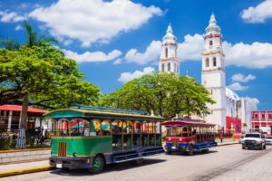 Campeche in Mexiko: Blick auf den Hauptplatz und die Kathedrale.