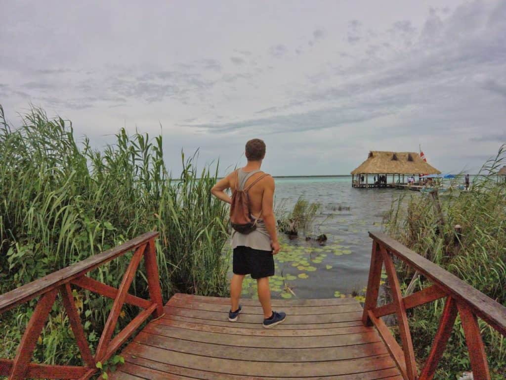 Chris blickt von einem Steg auf die Laguna Bacalar
