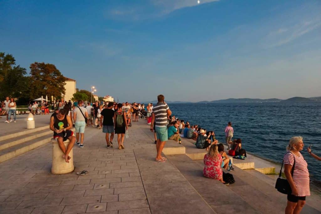 Die größte Sehenswürdigkeit in Zadar in Kroatien ist die Meeresorgel.