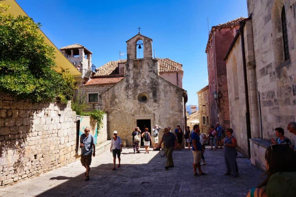Kirche mit dem Geburtshaus von Marco Polo im Hintergrund als eine der wichtigsten Sehenswürdigkeiten in Korčula in Kroatien.