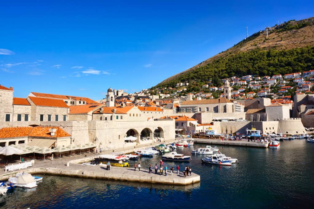 Buza Bar in der Nähe des Stadthafens von Dubrovnik in Kroatien.