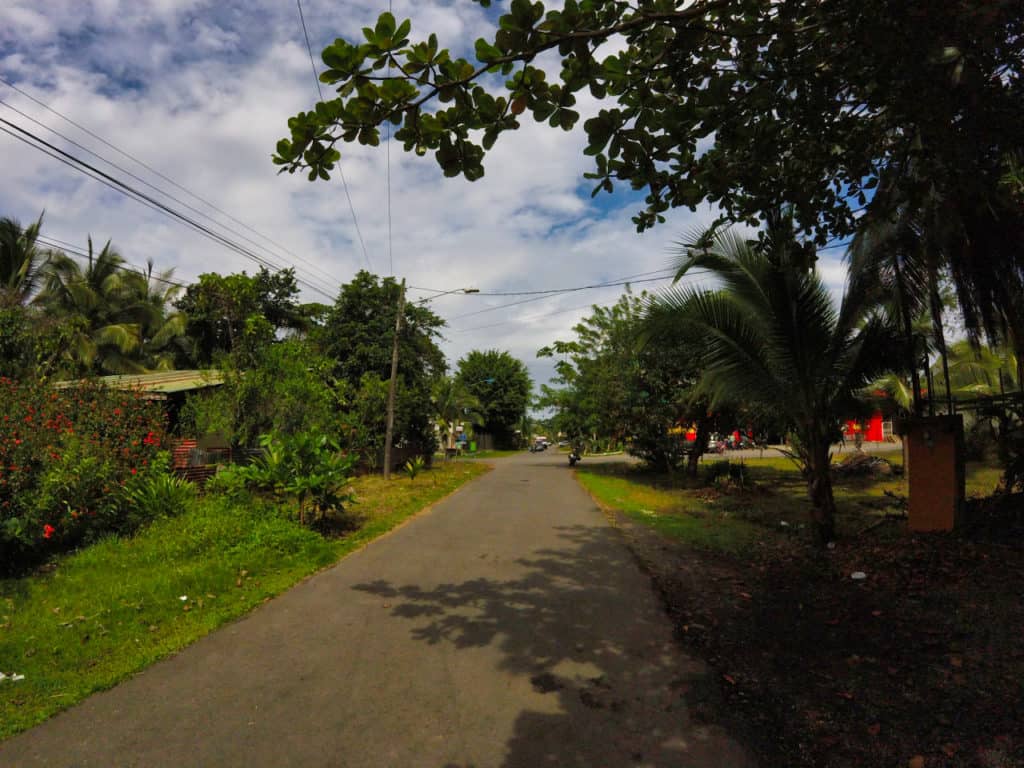 Straße durch den Dschungel bei Puerto Viejo in Costa Rica.