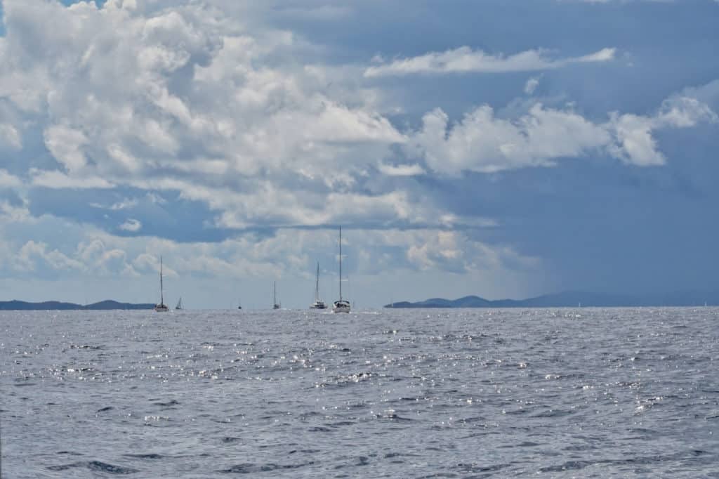 Segelboote am Horizont auf der Adria in Kroatien