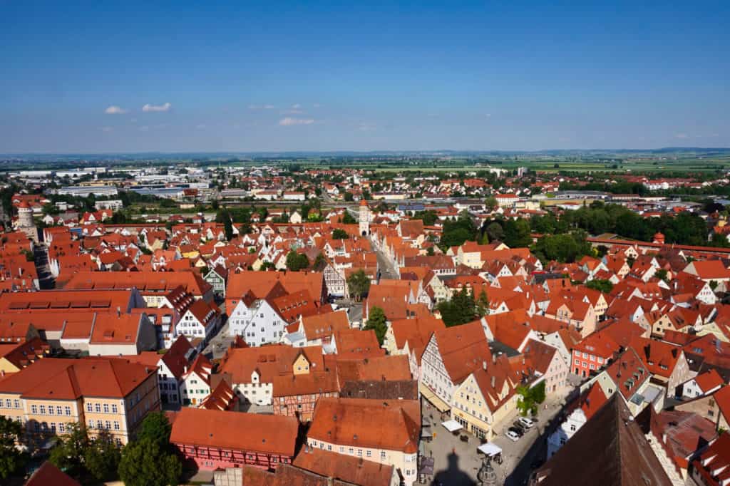 Ausblick vom Glockenturm Daniel in Nördlingen ist eine der größten Sehenswürdigkeiten in der Altstadt.