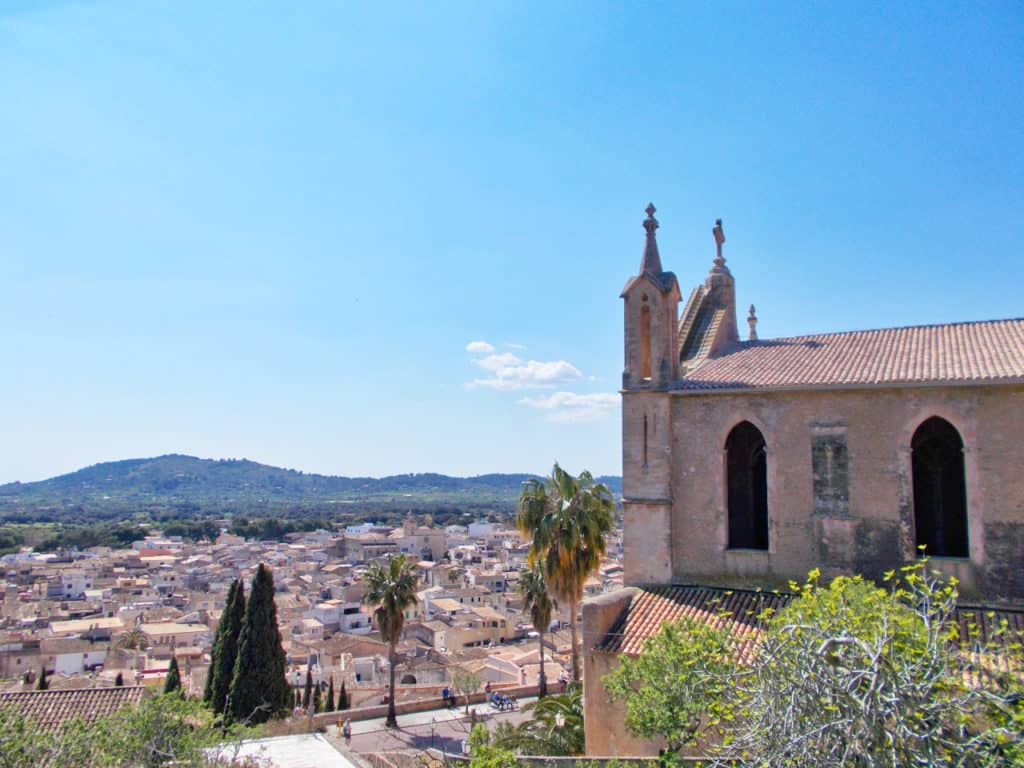 Einfach mal den Ausblick über das schöne Bergdorf Artà von der Wallfahrtskirche Sant Salvador genießen.