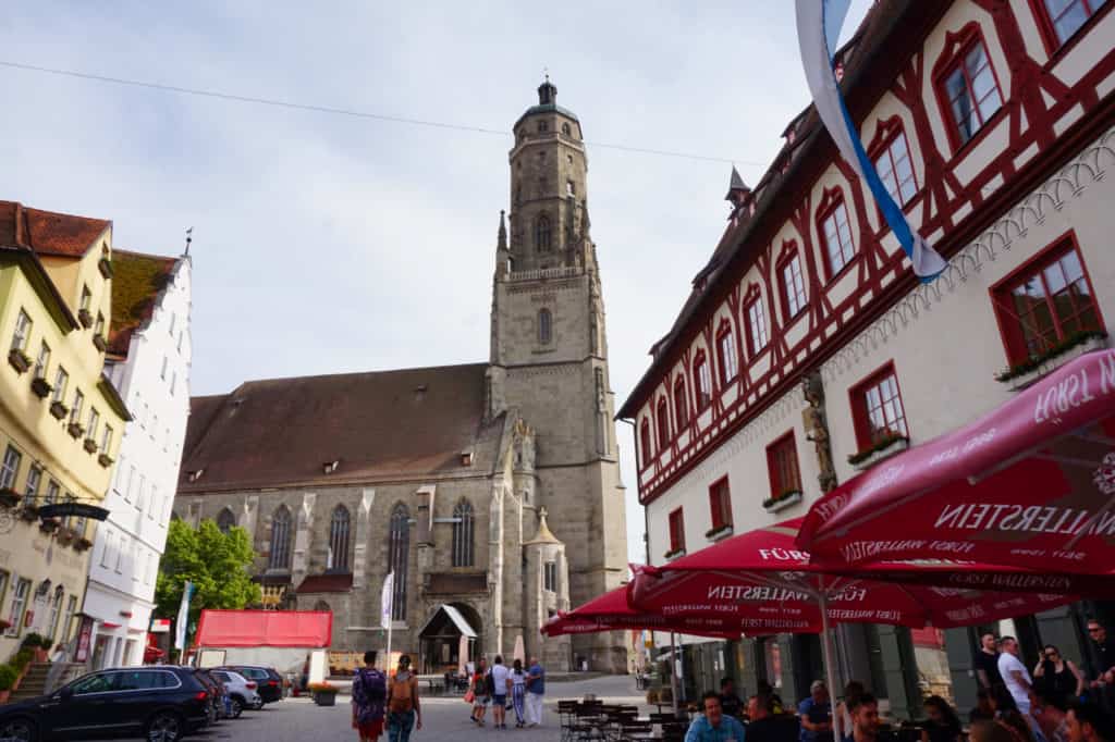 St.-Georgs-Kirche in Nördlingen mit dem Glockenturm Daniel ist eine der schönsten Sehenswürdigkeiten in der Altstadt.