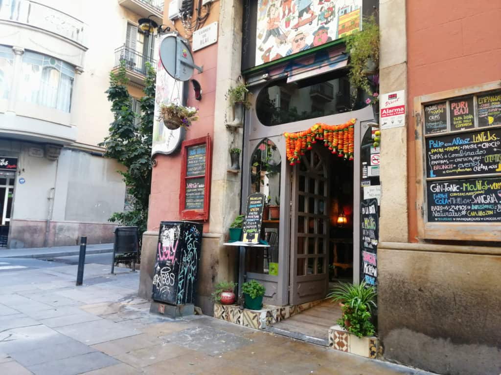 Straße Carrer de Blai in Barcelona ist bekannt für günstige Tapas Restaurants.