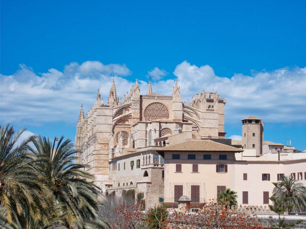 Kathedrale von Palma de Mallorca bei der Stadterkundung zu Fuß.