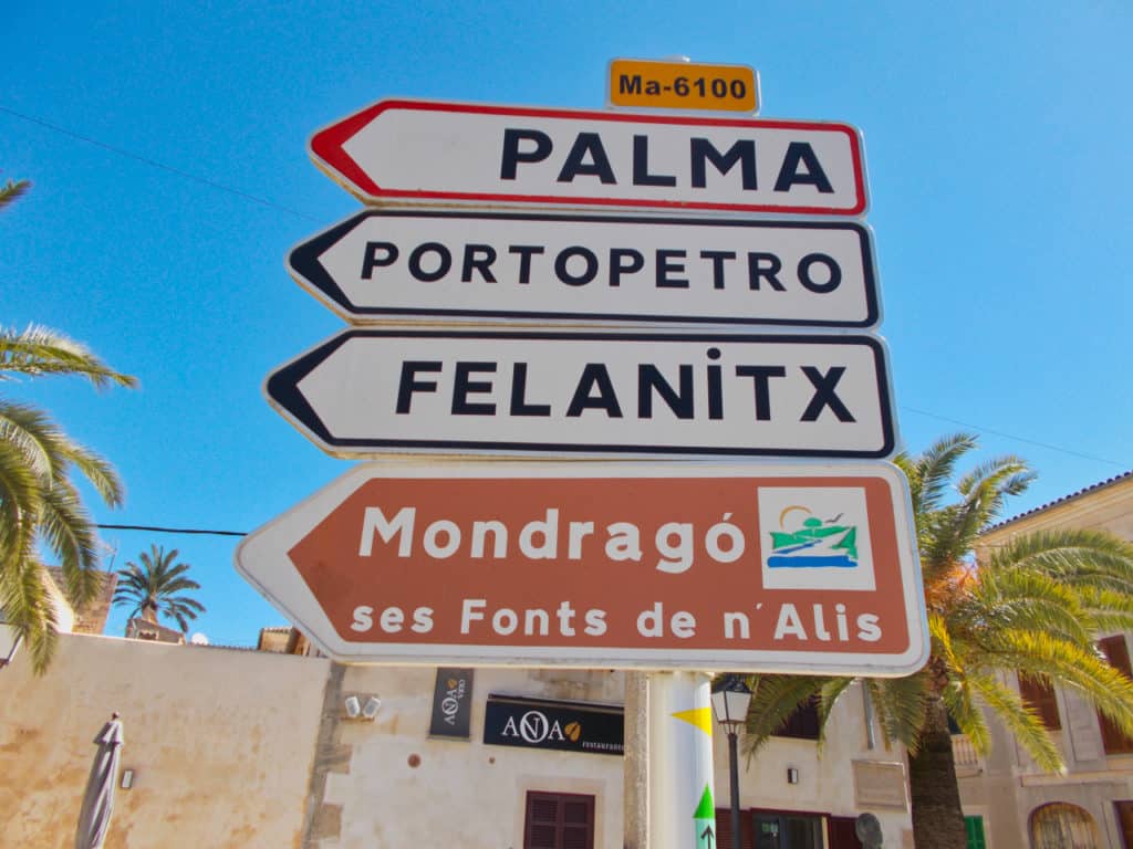 Ein Straßenschild auf Mallorca erleichtert die Navigation mit dem Mietauto
